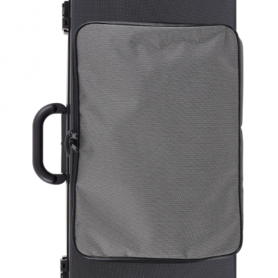 Mala rígida preta e cinzenta para instrumento musical com bolso frontal e etiqueta bam