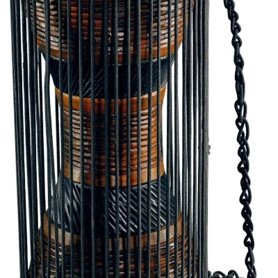 Djembe de madeira com cordas pretas e pele branca esticada