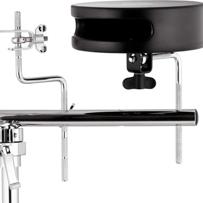 Apoio de tambor com almofada preta e estrutura metálica cromada