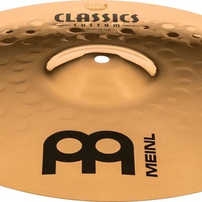 Prato de bateria dourado com textura martelada e texto preto.