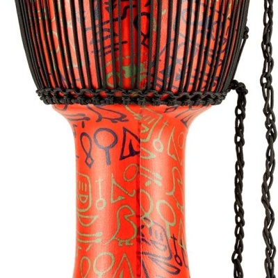 Djembe vermelho com padrões geométricos e símbolos pretos e verdes e cordas pretas