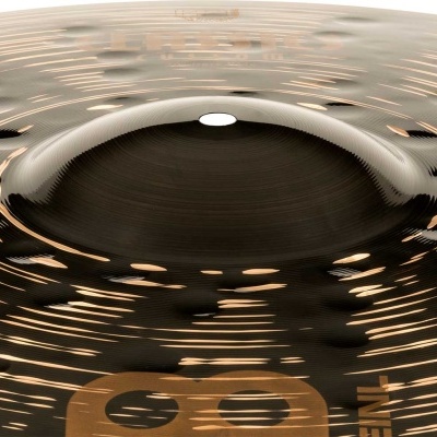 Prato de bateria com acabamento metálico escuro e reflexos dourados, detalhe do pino central.