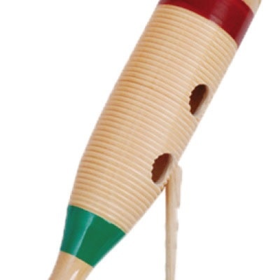Instrumento musical de madeira com faixas vermelhas e verdes e texturizado