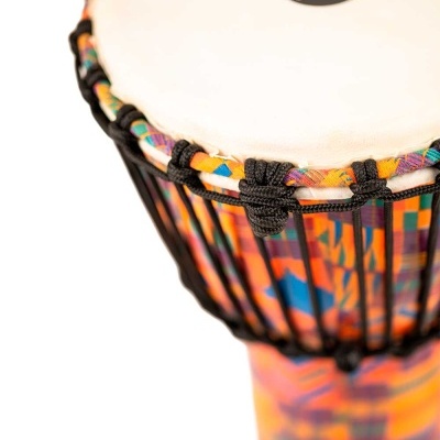 Tambor djembe colorido com pele branca e cordas pretas