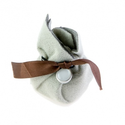 Bolsa de tecido cinzento com fita castanha amarrada e botão branco