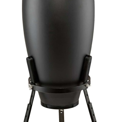 Conga preta com pele bege e suporte metálico