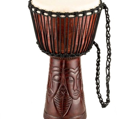 Tambor djembe em madeira com pele clara e decorações esculpidas