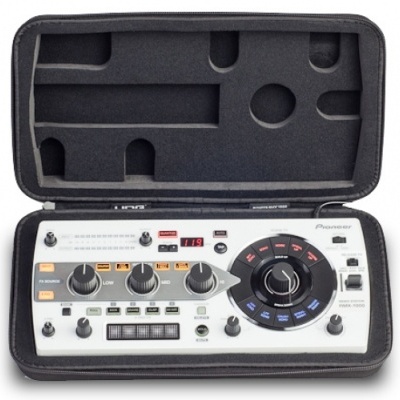 Controladora musical Pioneer DJ branca numa mala preta acolchoada