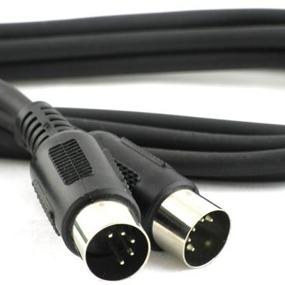 Cabo de áudio preto com conectores DIN de 5 pinos sobre fundo branco