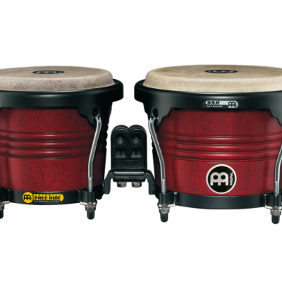 Conjunto de bongôs em vermelho escuro com peles claras e ferragens pretas