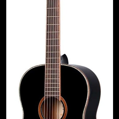 Guitarra clássica preta com cabeça de madeira escura e cordas