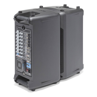 Coluna amplificadora portátil preta com painel traseiro com botões e entradas em fundo branco