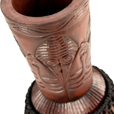 Vaso decorativo em madeira castanha com entalhes de figuras humanas e padrões geométricos.