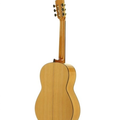 Violão clássico em madeira clara visto de costas, fundo branco