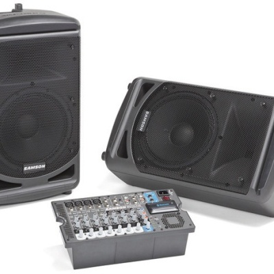 Conjunto de colunas e mixer de áudio preto sobre fundo branco