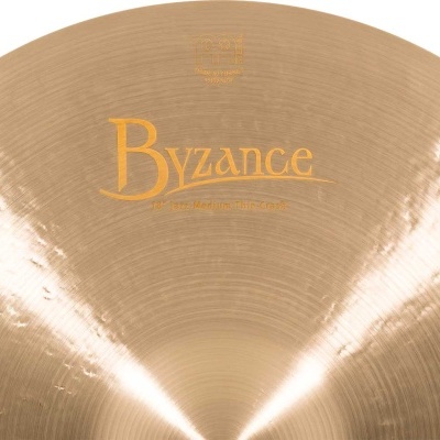 Prato de bateria dourado com texto Byzance e 18 Medium Thin Crash