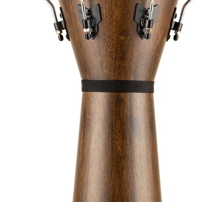 Djembé de madeira castanho escuro com pele clara esticada e fixa por metal preto