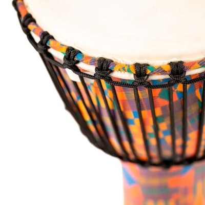 Djembe colorido com pele branca e padrão geométrico colorido