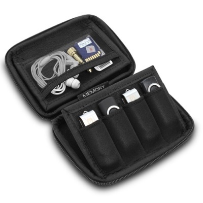 Estojo preto organizador com bolsos para armazenamento de eletrónicos e acessórios.