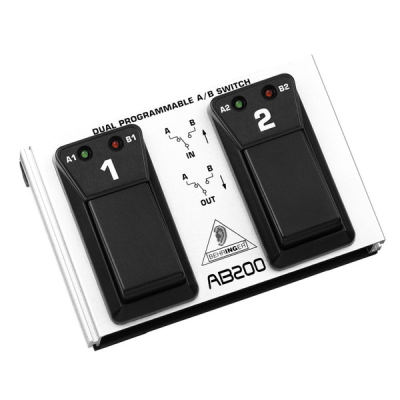 Pedal Behringer AB200 Dual Programmable A/B Switch preto e prateado com dois pedais e LEDs