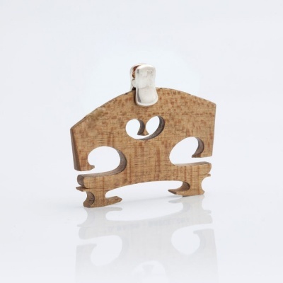 Ponte de violino em madeira clara com peça metálica prateada