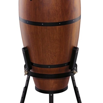Conga de madeira com aro e elementos pretos, montada em suporte de tripé.