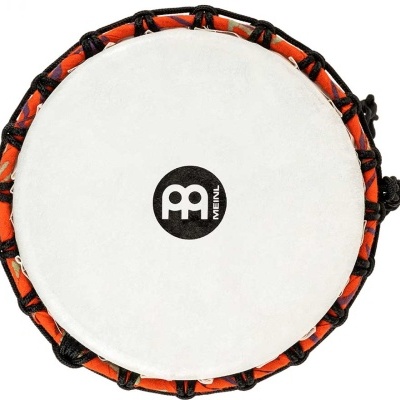 Pandeiro com pele branca e aro colorido laranja e roxo com cordas pretas