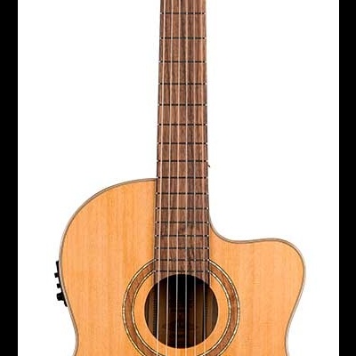 Guitarra acústica clássica de madeira clara com cutaway