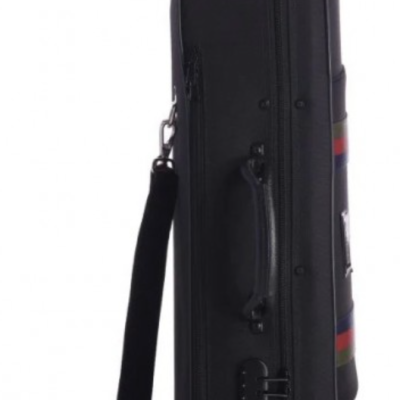 Mala preta vertical com alças e fecho metálico, com faixa colorida na alça