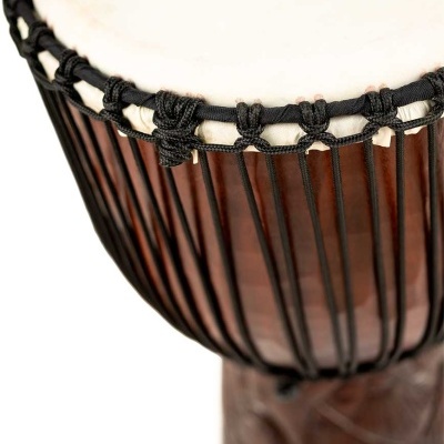 Tambor djembê de madeira com pele branca e cordas pretas
