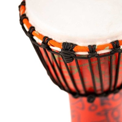 Djembe vermelho com pele branca e cordas pretas