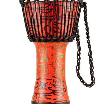 Djembé pequeno laranja com padrões pretos e dourados, cordas e alça preta