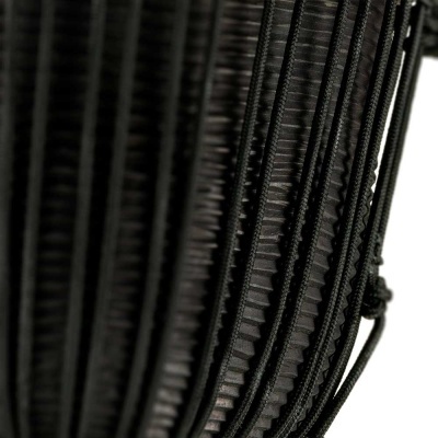 Close-up de várias correias pretas com texturas e padrões