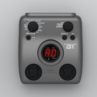 Pedal de efeitos para guitarra cinzento com display e botões