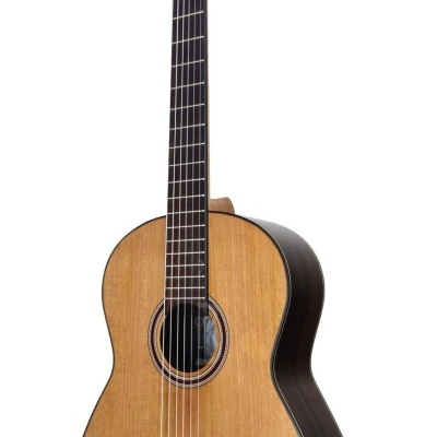 Guitarra clássica de madeira clara com laterais escuras
