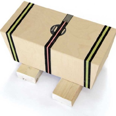 Bloco de madeira clara com fitas decorativas e etiquetas em fundo branco