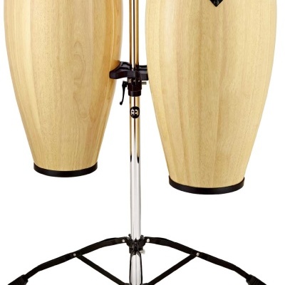 Dois tambores de madeira clara montados em suporte metálico com base tripé