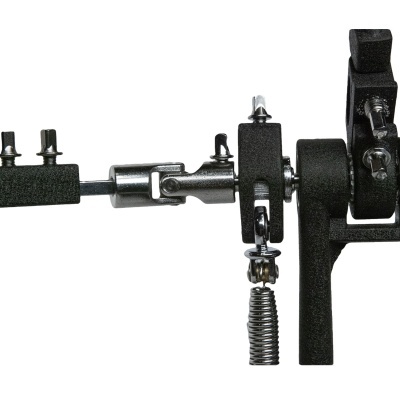 Detalhe de peças metálicas pretas e prateadas com parafusos e mola