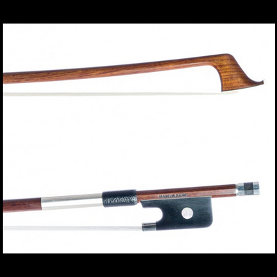 Arco para violino em madeira castanha com detalhes metálicos e inscrição MARCUS FIVE.