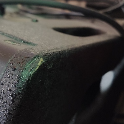 Extensão elétrica preta molhada com cabos em redor