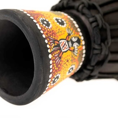 Djembe em madeira preta com decoração colorida e cordas pretas num fundo branco