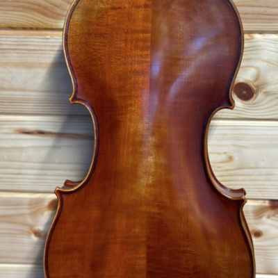 Viola de madeira castanha pendurada numa parede de madeira clara