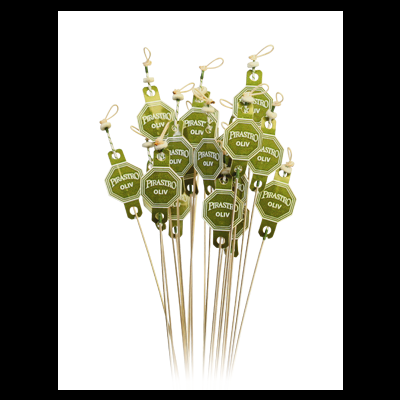 Etiquetas verdes hexagonais com texto 'PIRASTRO OLIV' em hastes finas