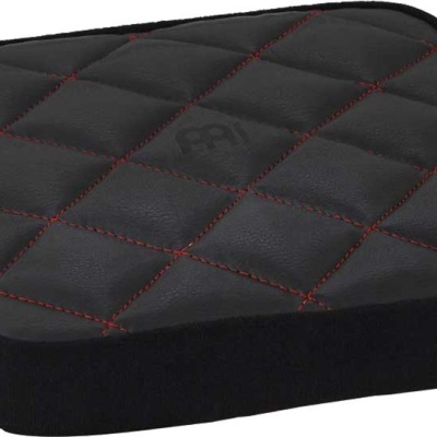 Almofada preta acolchoada com linhas vermelhas e bordas em tecido preto