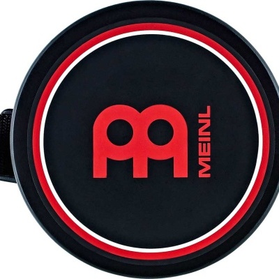 Pandeiro Meinl preto com logo vermelho e aro com franjas brancas e vermelhas