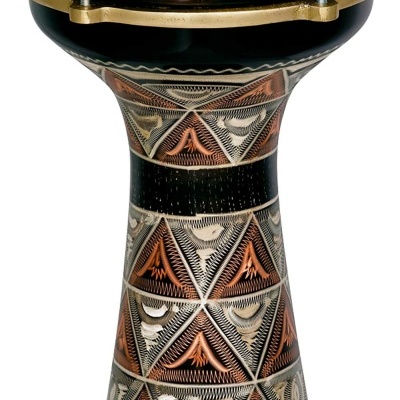 Djembé com pele sintética bege e decoração geométrica colorida