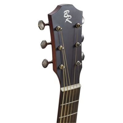 Cabeça de guitarra acústica em madeira escura com cravelhas metálicas envelhecidas e cordas douradas, logotipo BR