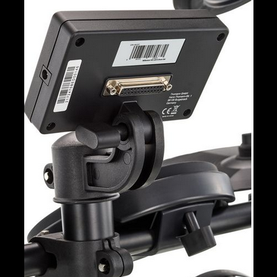 Suporte com dispositivo eletrônico, etiquetas com códigos de barras e texto