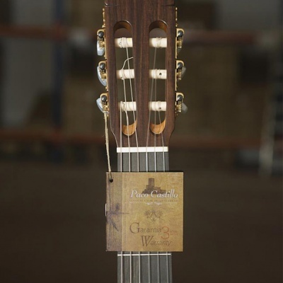 Cabeça de guitarra clássica com etiqueta de garantia