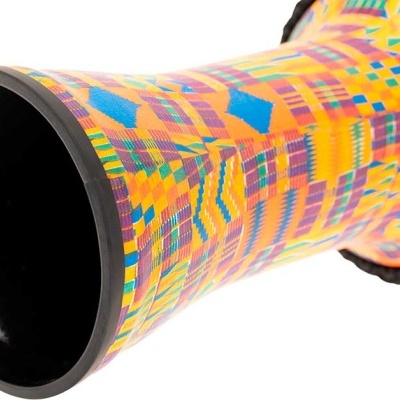 Tambor darbuka colorido em padrões geométricos com borda preta brilhante